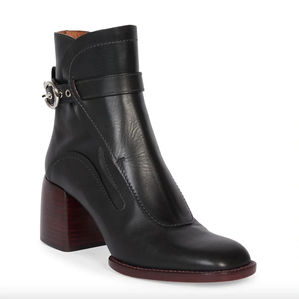 NIB $970 Chloé Gaile Belted Leather Ankle Boots in size 39!